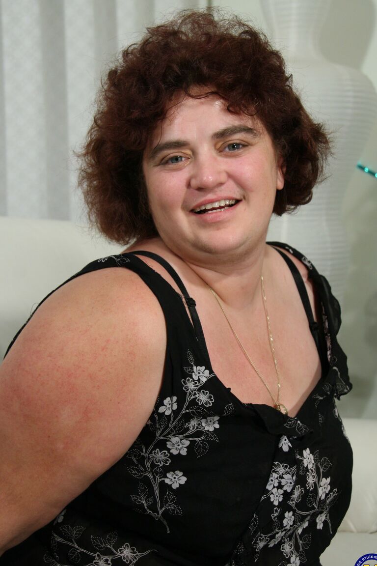 21P A gorda de cabelos cacheados Kitty revela sua bunda grande e brinca com seus buracos grossos