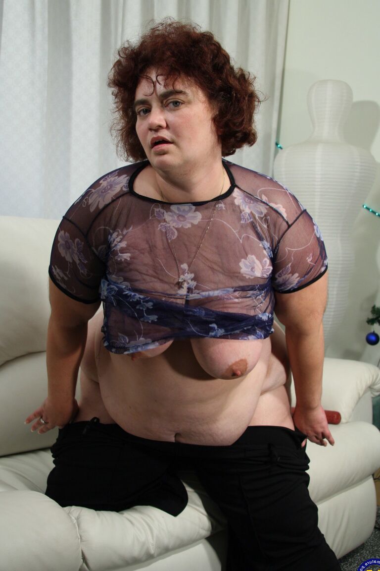 20P A amadora desagradável BBW Kitty exibe sua bunda grande e gorda e brinca sozinha