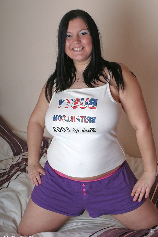 15P 大きなメロンを披露する 2008 年のイギリスの巨乳美女キム B