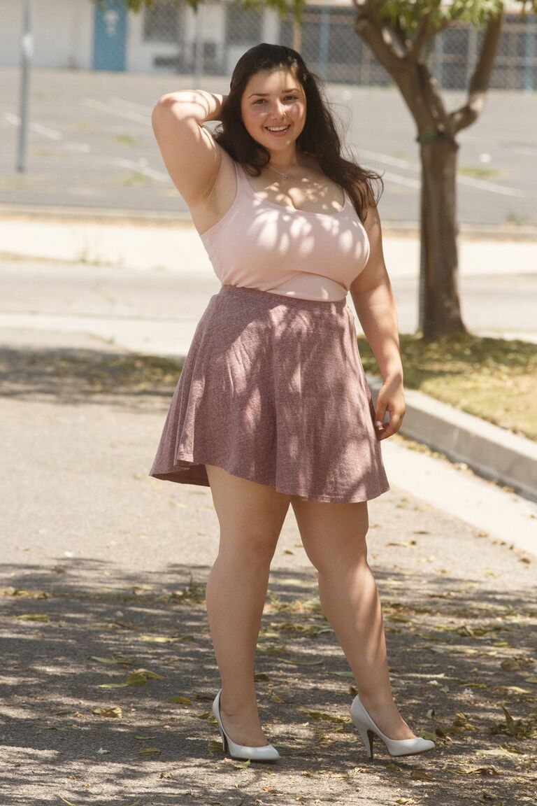 11P La novia con curvas Carolina Muñoz muestra su culo gordo y su ropa interior blanca de encaje