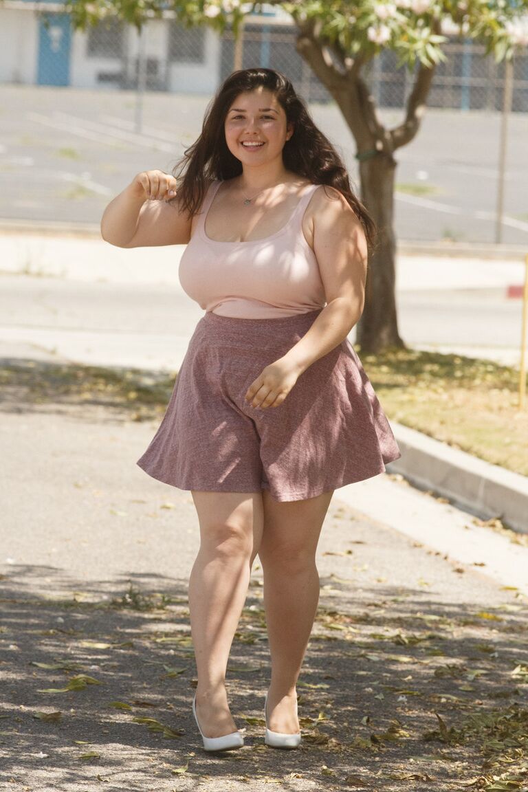 11P La novia con curvas Carolina Muñoz muestra su culo gordo y su ropa interior blanca de encaje