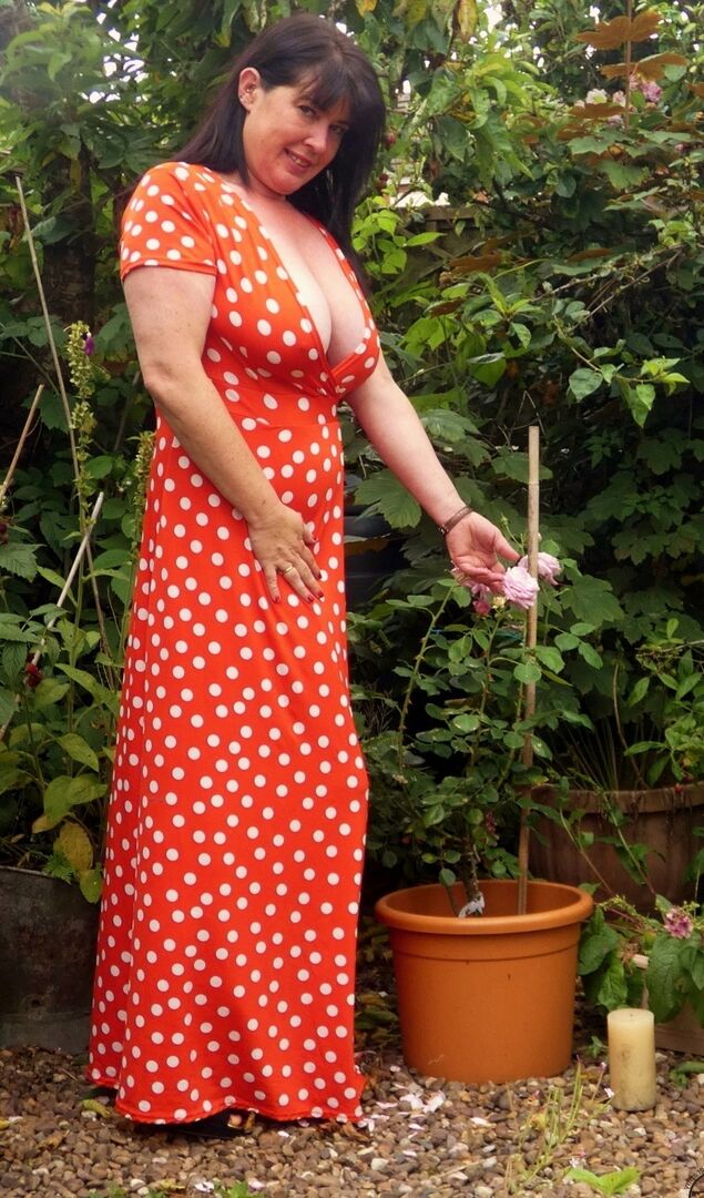 A amadora 13P do Reino Unido, Juicey Janey, se expõe enquanto cuida das plantas de seu jardim