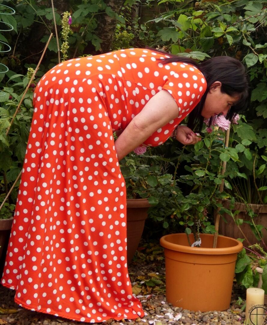 A amadora 13P do Reino Unido, Juicey Janey, se expõe enquanto cuida das plantas de seu jardim