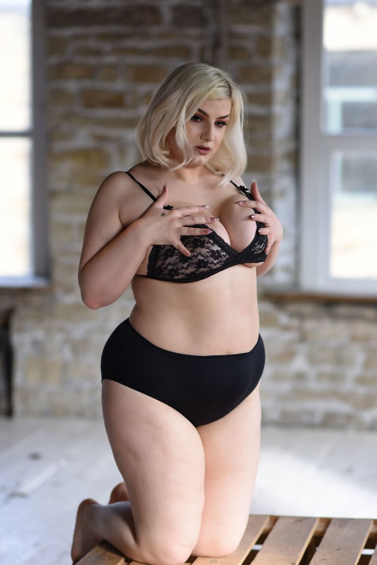 21P Blonde, fette Peaches stellt ihre Monsterbrüste zur Schau, nachdem sie einen Spitzen-BH ausgezogen hat