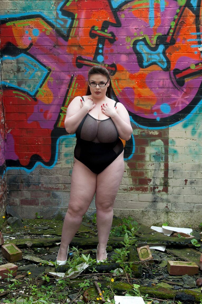 15P Gina G se déshabille et joue avec ses seins dans un vieux bâtiment