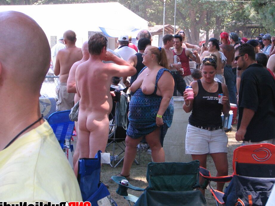 12P Assista strippers no palco exibindo suas habilidades em um evento ao ar livre