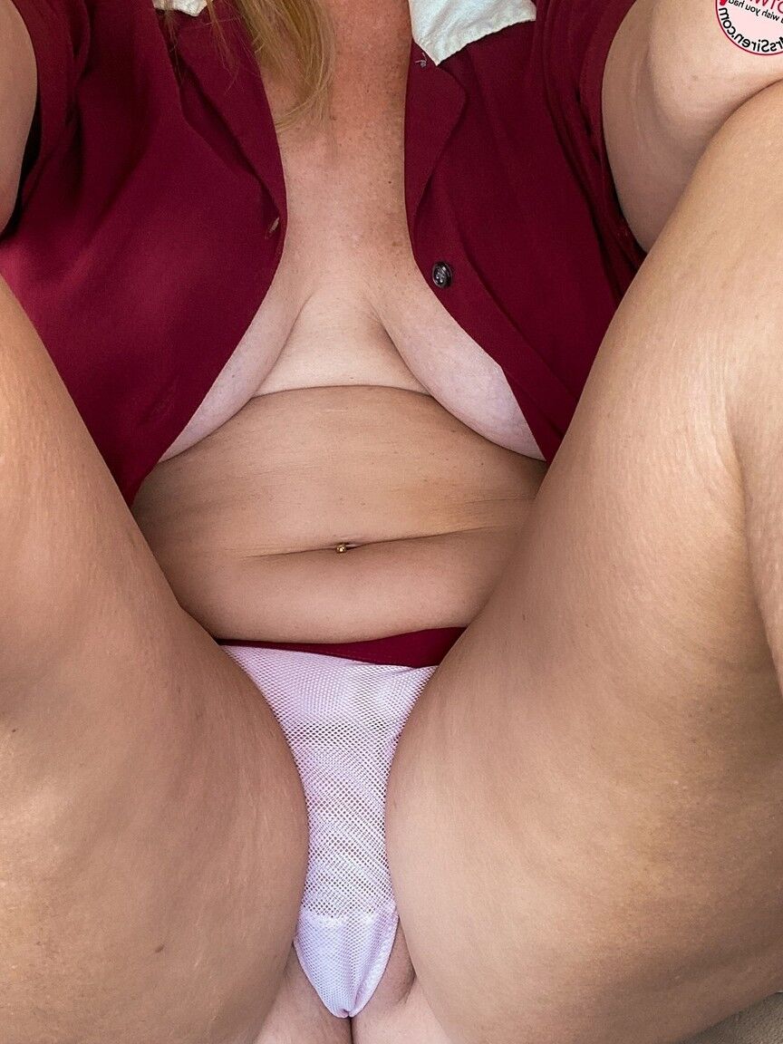 21P Loira curvilínea MILF Dee Siren exibindo seus seios grandes em público
