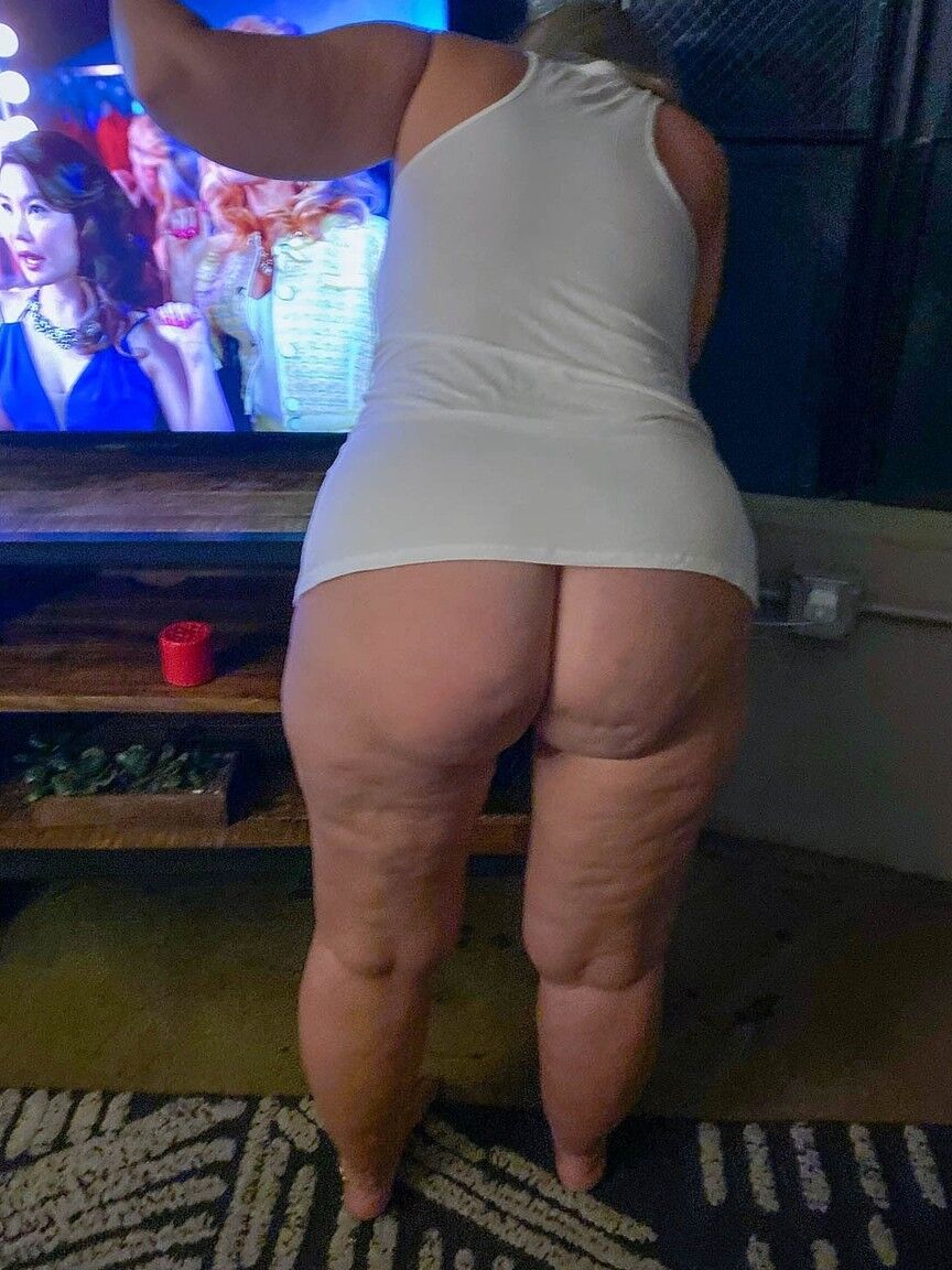 20P Loira MILF gorda Dee Siren provocando sem fundo com sua bunda grossa