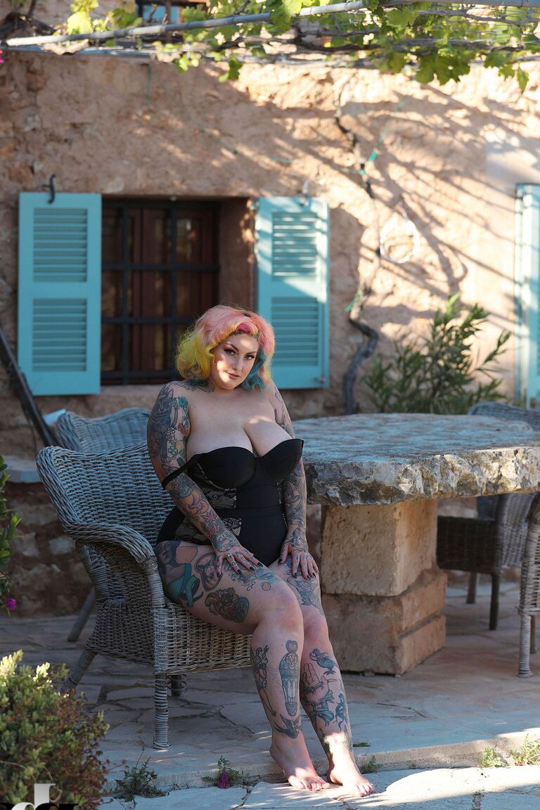 Die 21P tätowierte BBW Galda Lou stellt ihren großen Hintern zur Schau