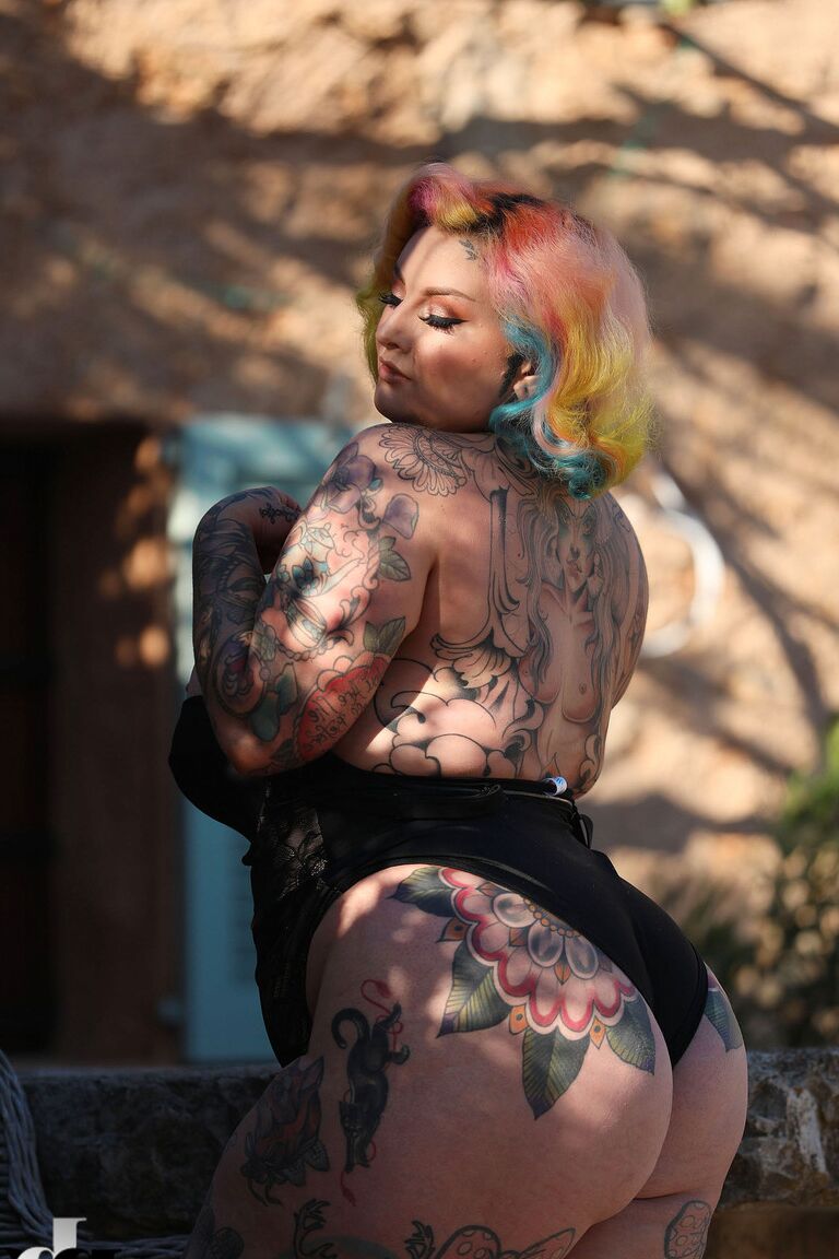 Die 21P tätowierte BBW Galda Lou stellt ihren großen Hintern zur Schau