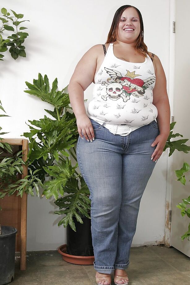 16P 不潔なラティーナ SSBBW の悩殺な服を脱いで脂肪のお尻を露出