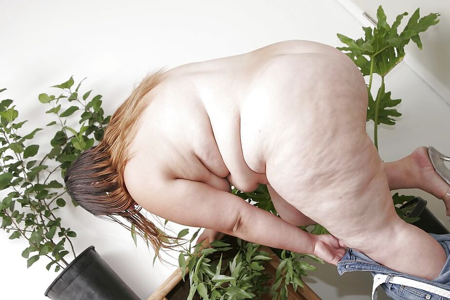 16P 不潔なラティーナ SSBBW の悩殺な服を脱いで脂肪のお尻を露出
