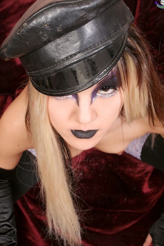 15P Belleza punk asiática en cuero negro y lencería