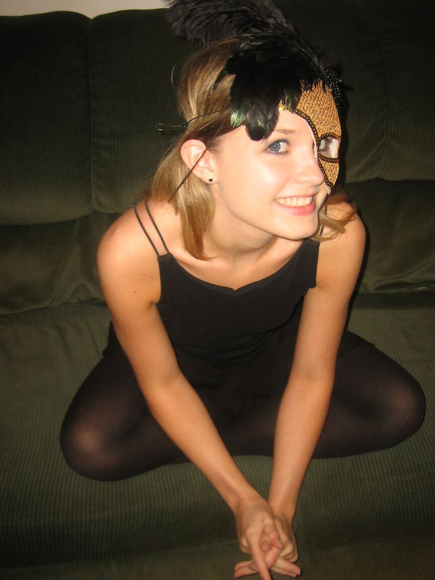 21P Kitty, jeune amateur masquée, se déshabille jusqu'à ses bas.