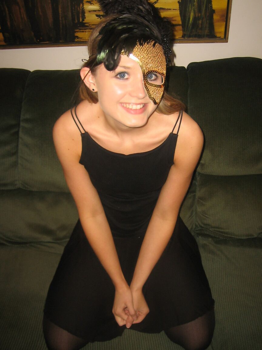 21P Kitty, jeune amateur masquée, se déshabille jusqu'à ses bas.