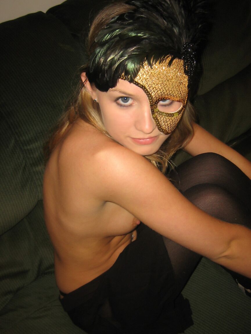 21P Kitty, jeune amateur masquée, se déshabille jusqu'à ses bas.