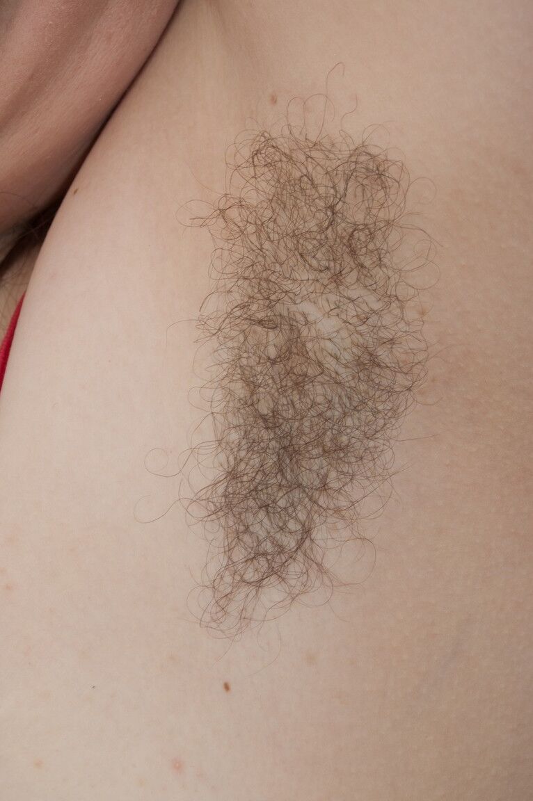 17P Esther gorda de cabelos negros brinca com pé de camelo peludo