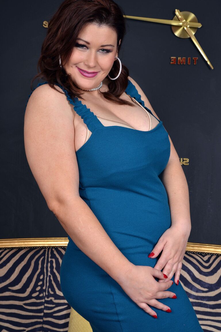 15P Über 30 BBW Laura Titaphia befreit sich von ihrem Kleid und posiert nackt in High Heels