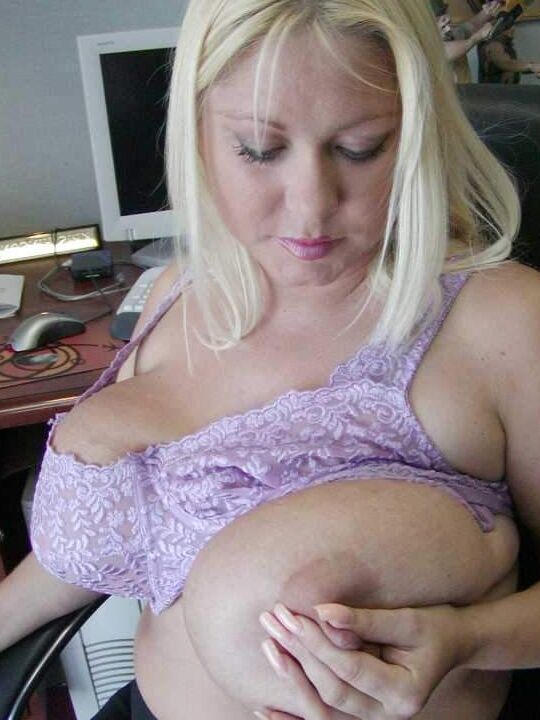 16P Loira grossa MILF Samantha 38G revela suas enormes aldravas e mamilos