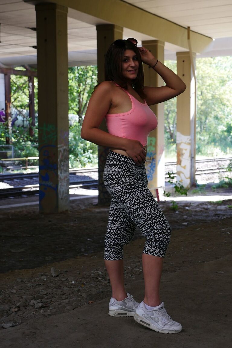 21P La gordita alemana July Johnson expone sus jugosas tetas
