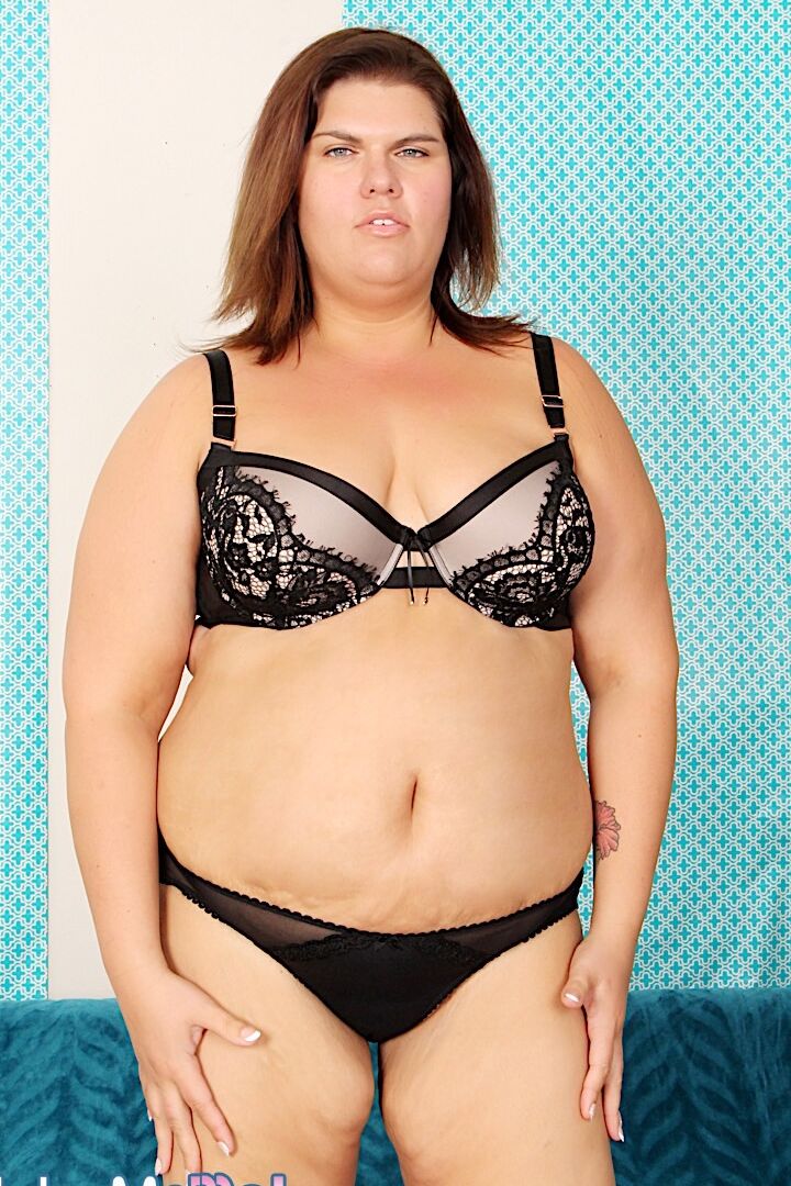 15P Danni Dawson, rousse obèse, enlève sa lingerie avant de sucer une bite bien dure