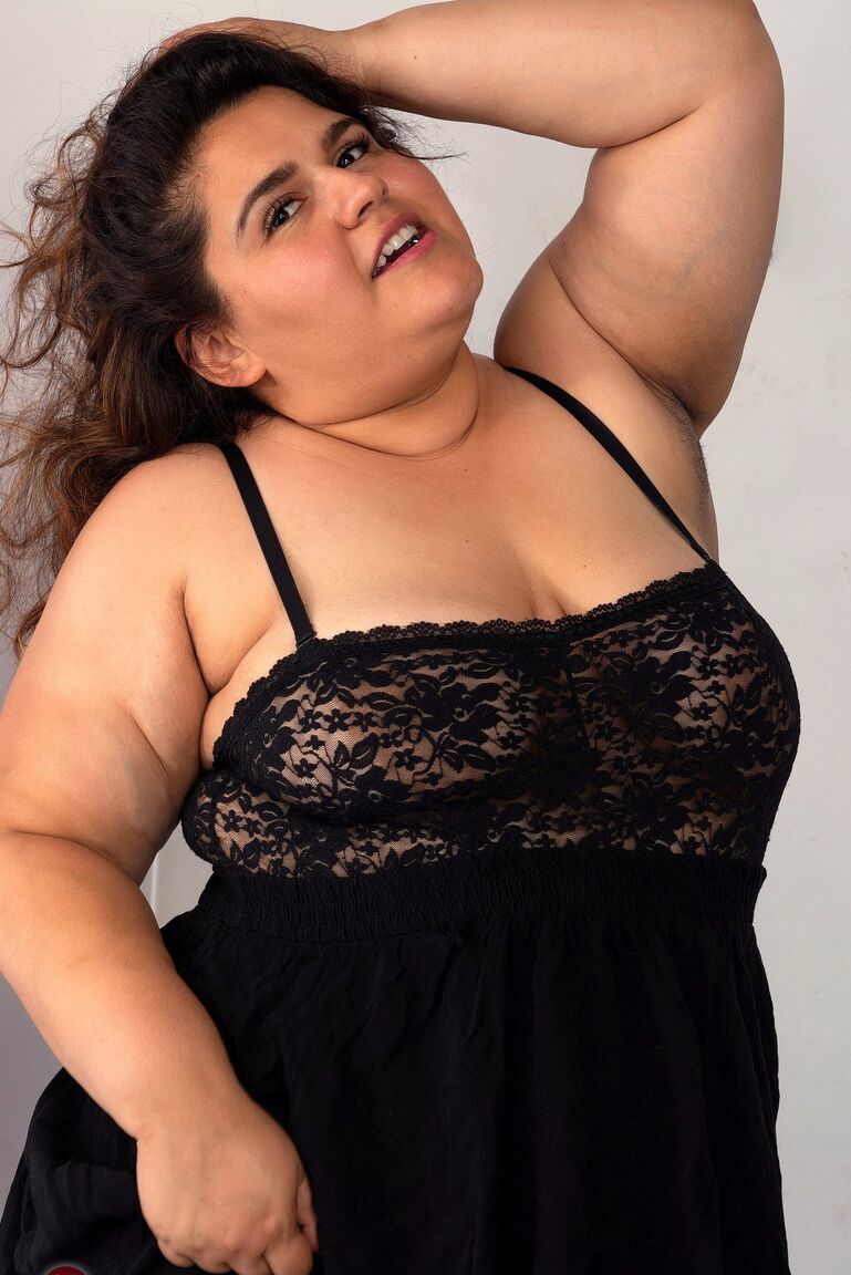 21P A morena gordinha Karla Lane exibe sua buceta gorda e apertada de perto