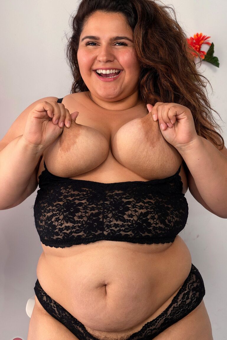 21P A morena gordinha Karla Lane exibe sua buceta gorda e apertada de perto