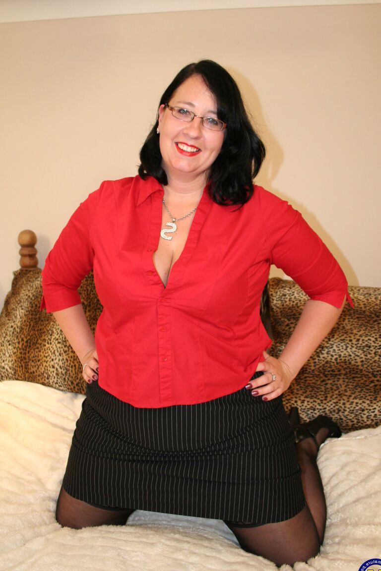 21P Geeky mature BBW Storm jouant avec sa grosse chatte dans ses bas en nylon
