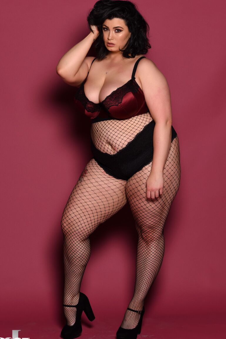 21P Das vollschlanke Babe Kiki entblößt ihre schlaffen Titten, während sie in Bodystockings posiert