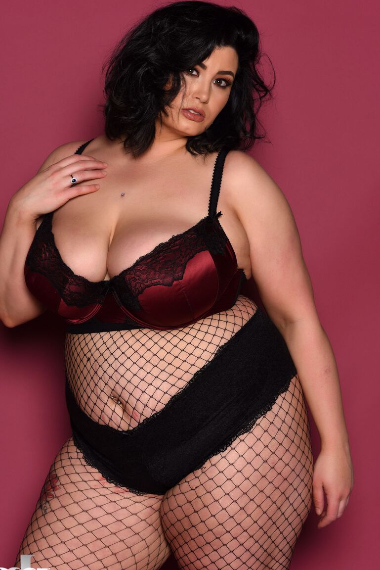 21P Das vollschlanke Babe Kiki entblößt ihre schlaffen Titten, während sie in Bodystockings posiert