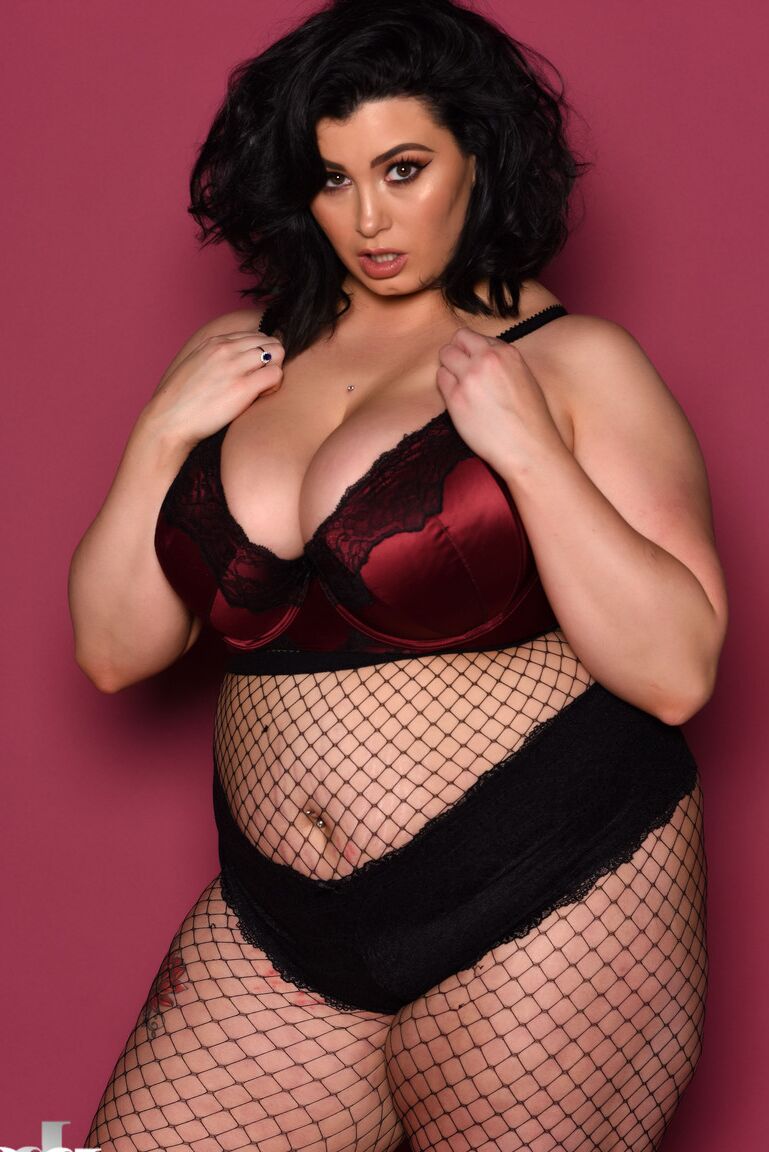 21P Das vollschlanke Babe Kiki entblößt ihre schlaffen Titten, während sie in Bodystockings posiert