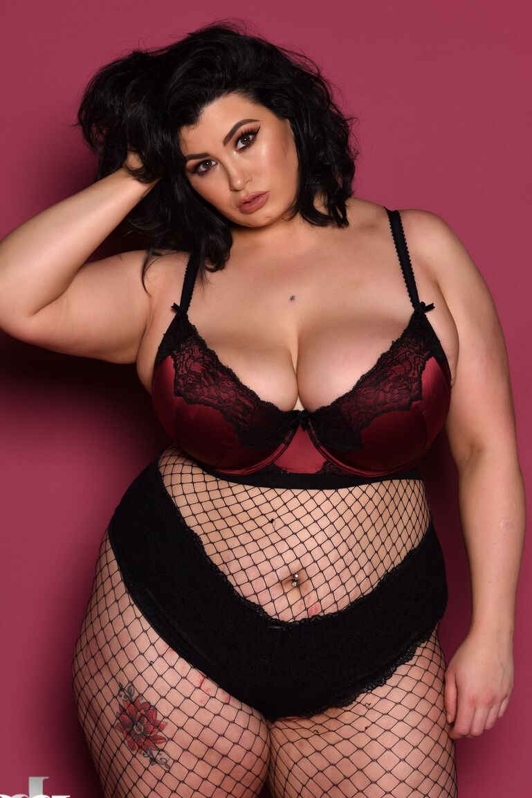 21P Das vollschlanke Babe Kiki entblößt ihre schlaffen Titten, während sie in Bodystockings posiert