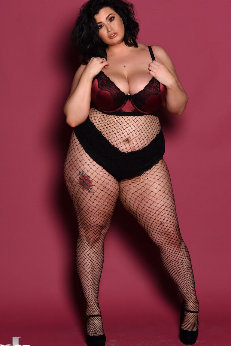 21P Das vollschlanke Babe Kiki entblößt ihre schlaffen Titten, während sie in Bodystockings posiert