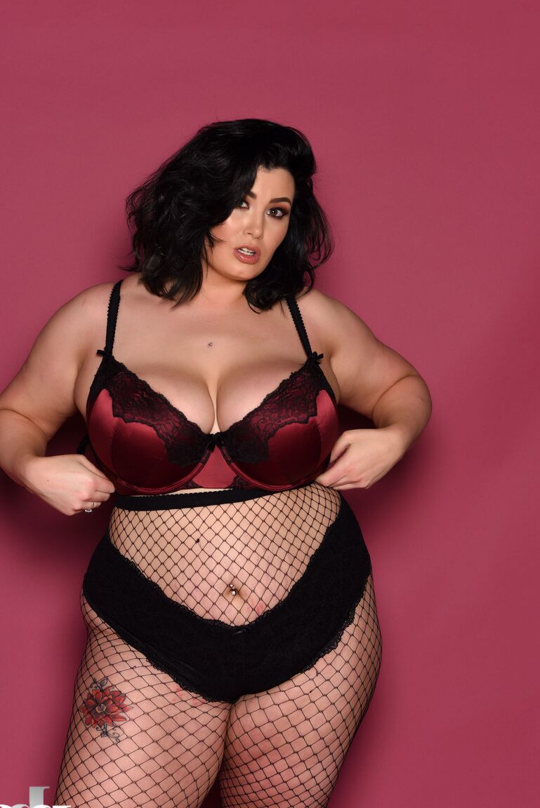21P Das vollschlanke Babe Kiki entblößt ihre schlaffen Titten, während sie in Bodystockings posiert
