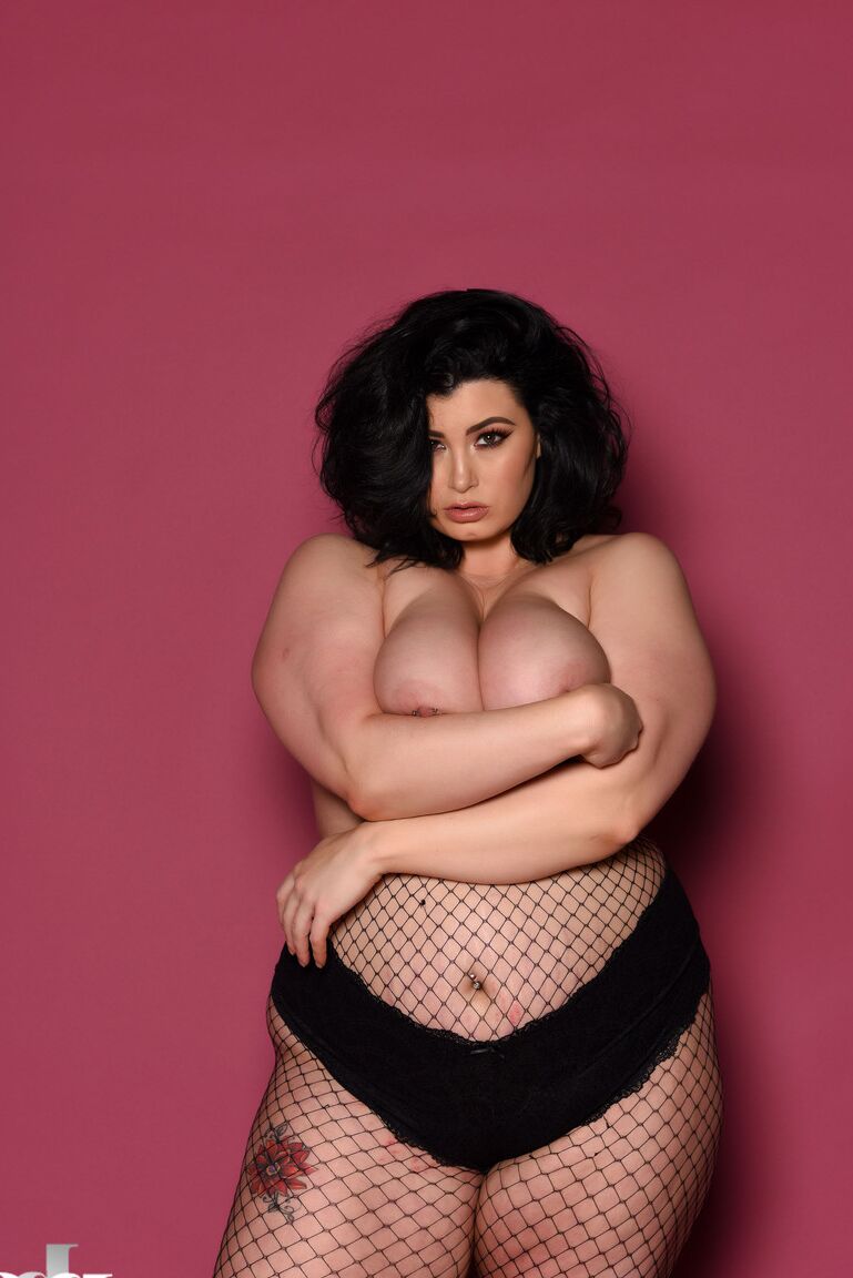 21P Das vollschlanke Babe Kiki entblößt ihre schlaffen Titten, während sie in Bodystockings posiert