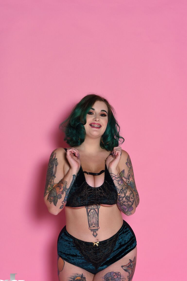 21P A modelo voluptuosa Galda Lou se livra da lingerie