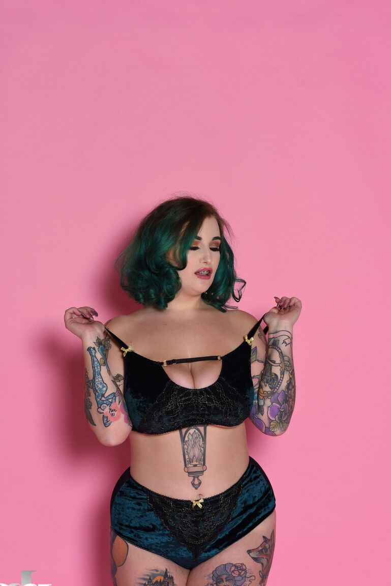 21P A modelo voluptuosa Galda Lou se livra da lingerie