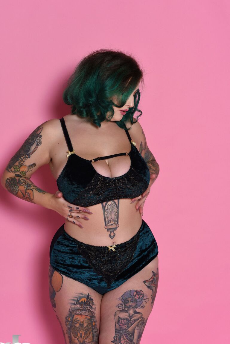 21P A modelo voluptuosa Galda Lou se livra da lingerie