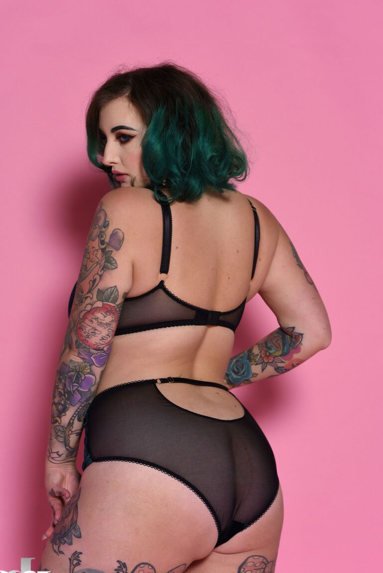 21P A modelo voluptuosa Galda Lou se livra da lingerie