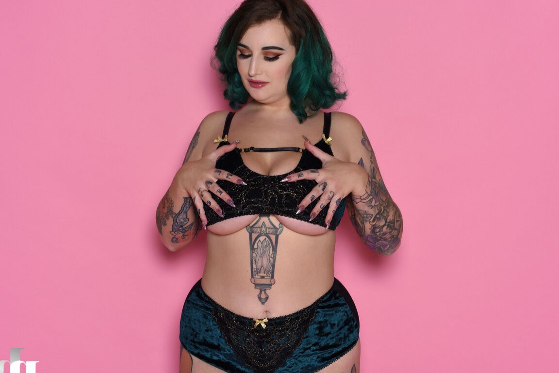 21P A modelo voluptuosa Galda Lou se livra da lingerie