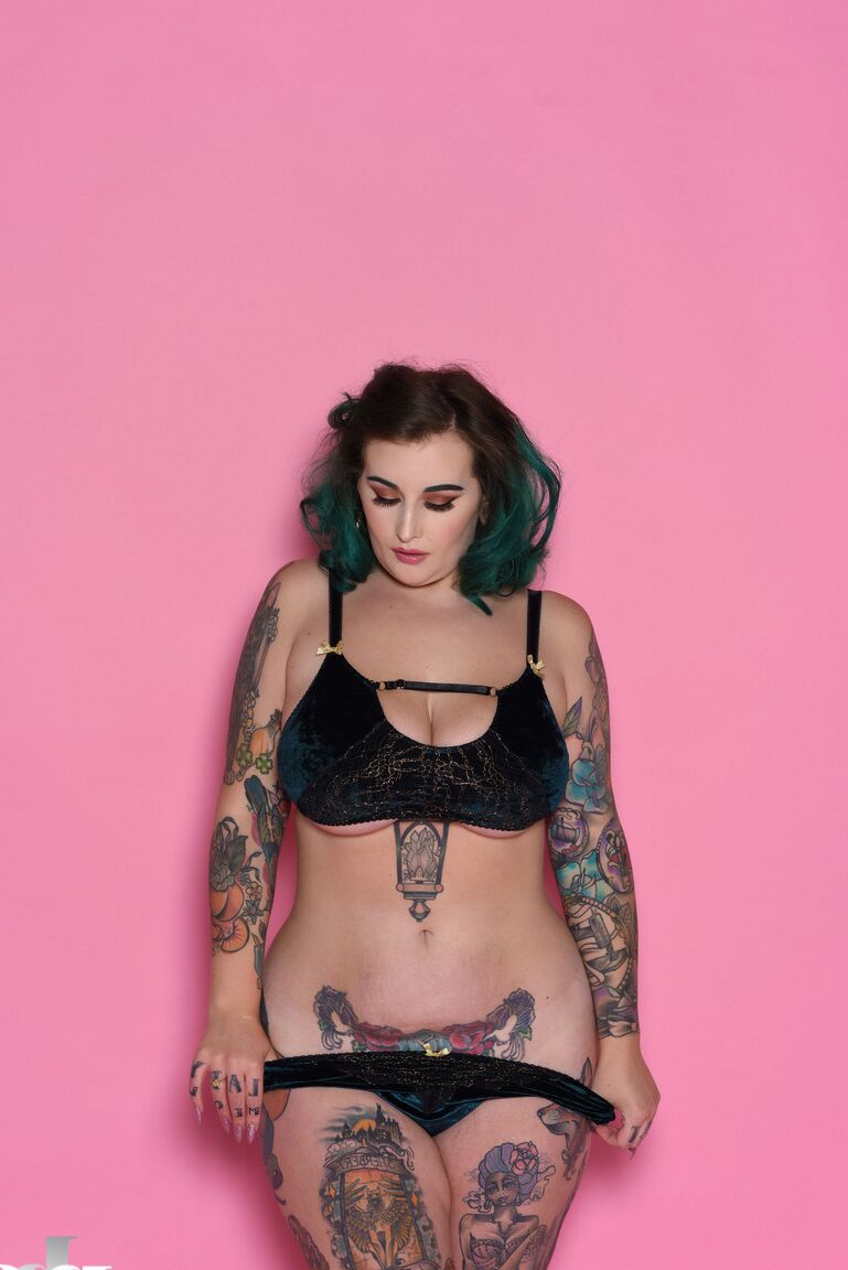 21P A modelo voluptuosa Galda Lou se livra da lingerie
