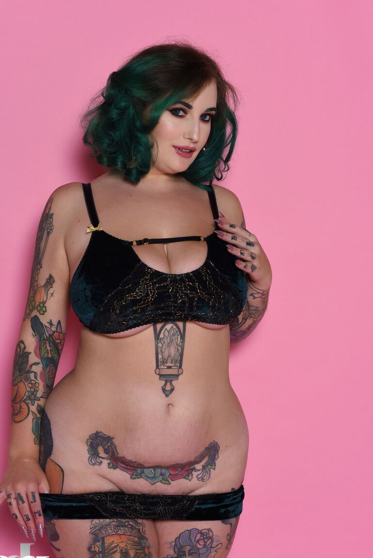 21P A modelo voluptuosa Galda Lou se livra da lingerie