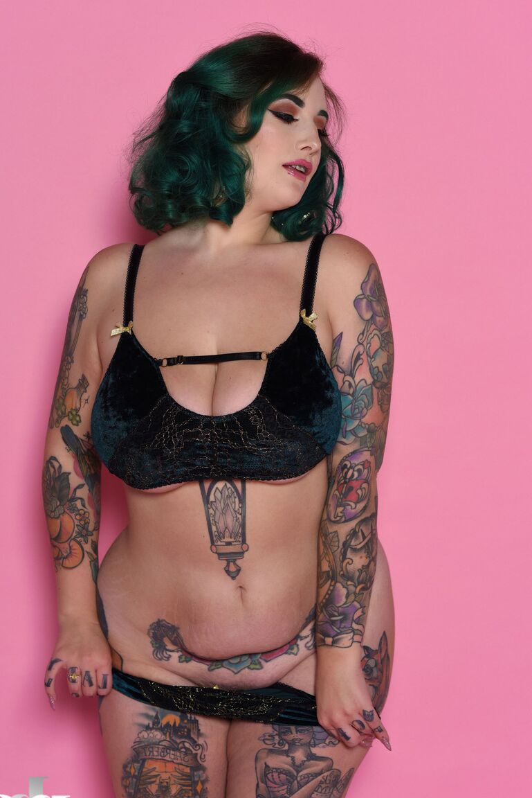 21P A modelo voluptuosa Galda Lou se livra da lingerie