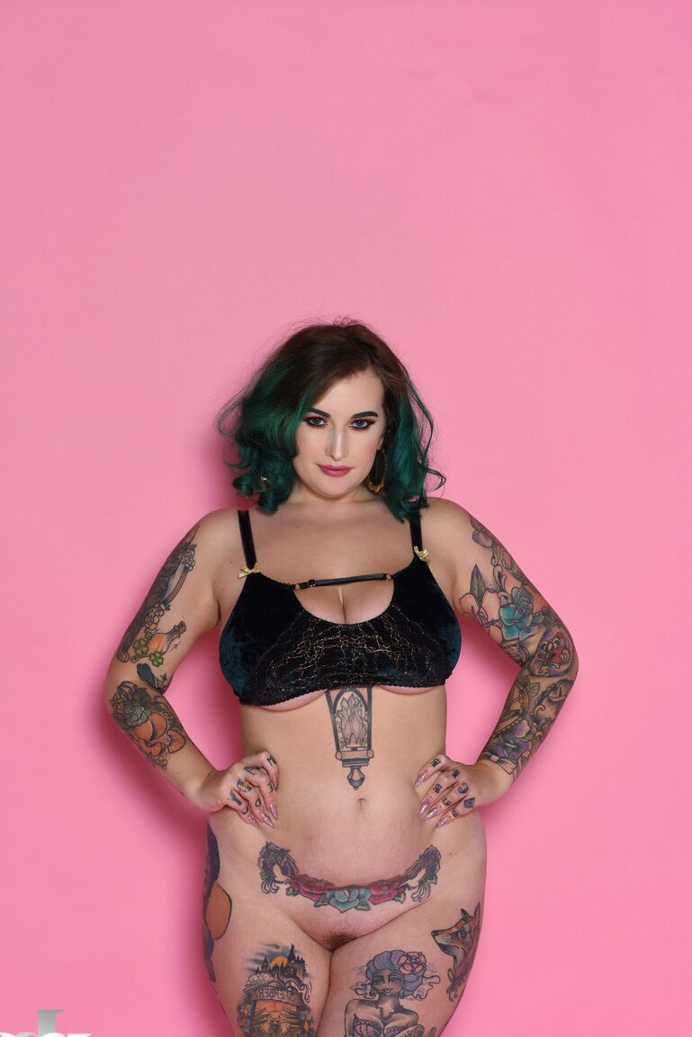 21P A modelo voluptuosa Galda Lou se livra da lingerie