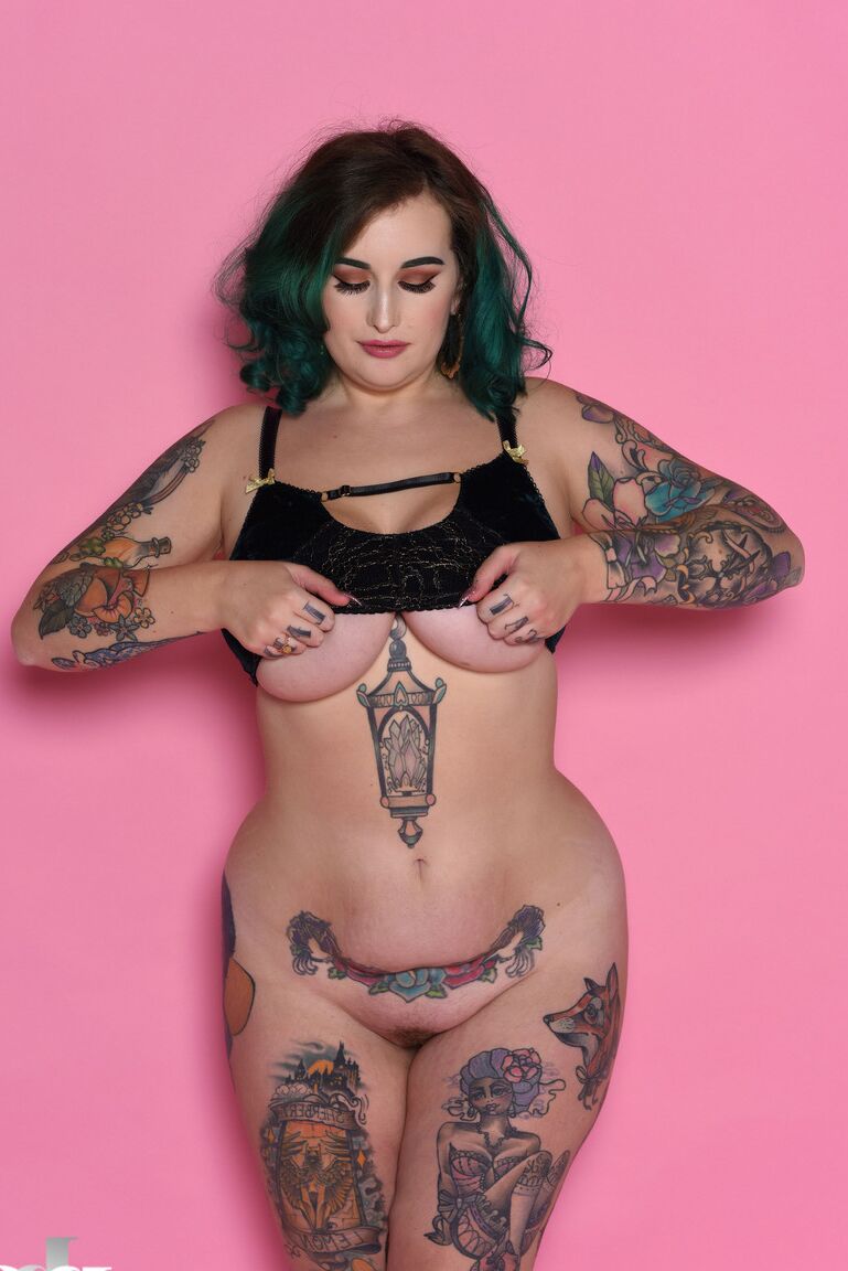 21P A modelo voluptuosa Galda Lou se livra da lingerie
