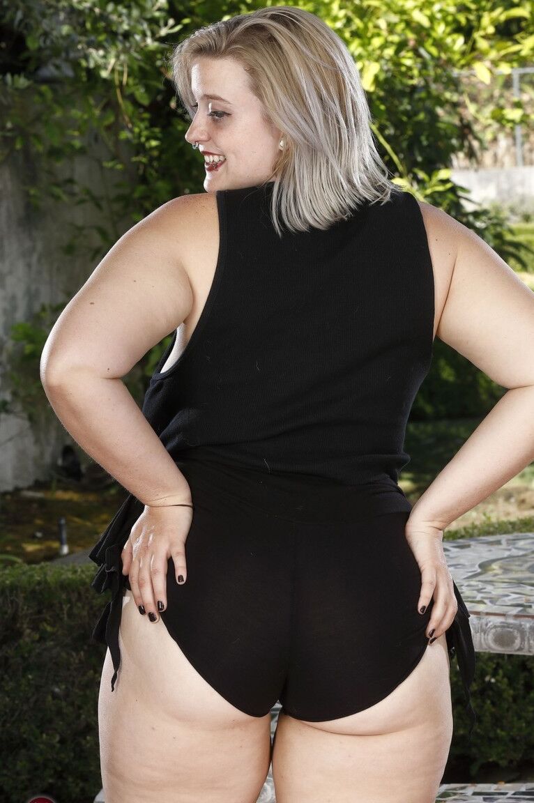 21P Chubby honey Nyx Night exposes her saggy boobs and bushy twat to pee