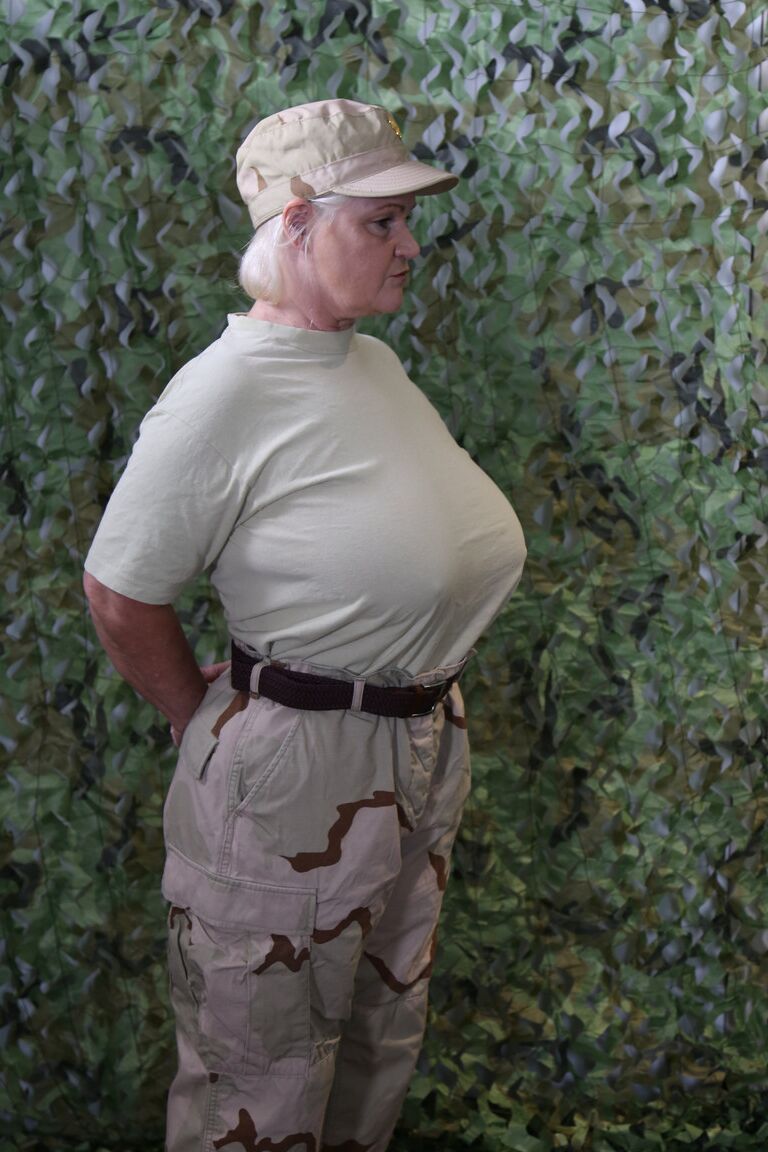 20P Lacey Starr, mamie militaire sexy, montre ses gros seins.