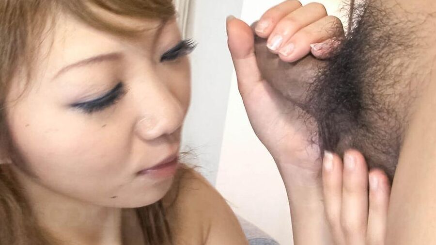 15P Hazuki Rui asiática con medias de red besada en el culo y follada a lo perrito en el coño