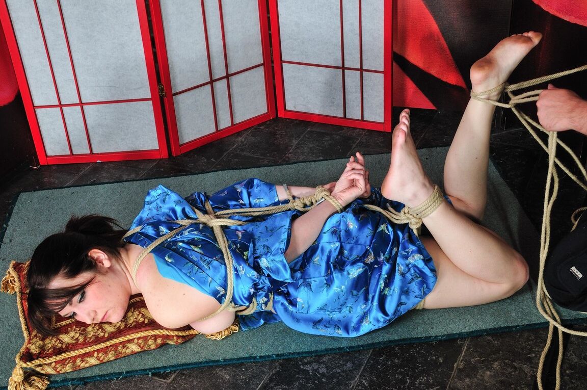 21P Bondagettes Casey S
