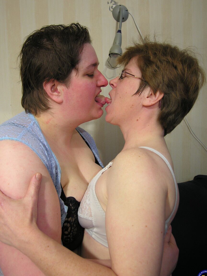 21P BBW amateurs de pelo corto con curvas Fannie y Pollie teniendo sexo intenso